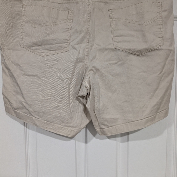 Lane Bryant Light Khaki Tan Shorts in Size 18 - Picture 9 of 11